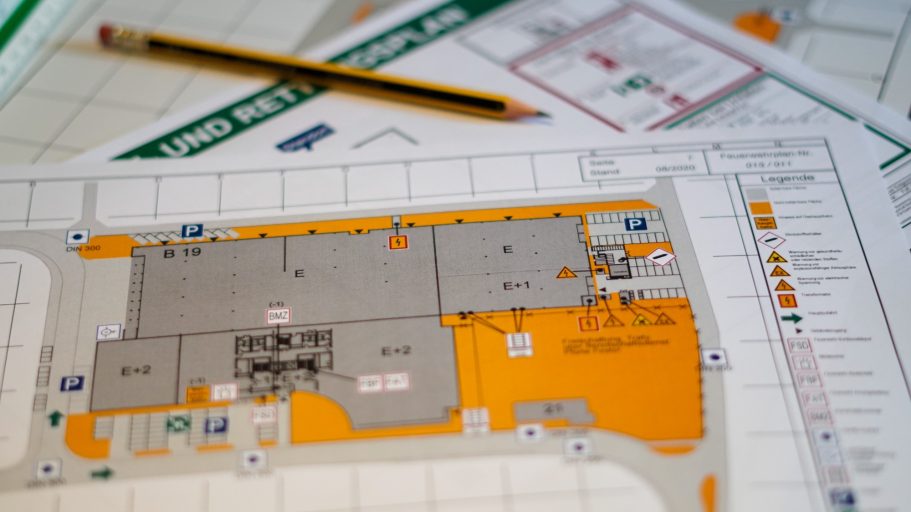 Feuerwehrplan nach DIN 14095 mit Gebäudeübersicht, Rettungswegen und Feuerwehrzufahrten