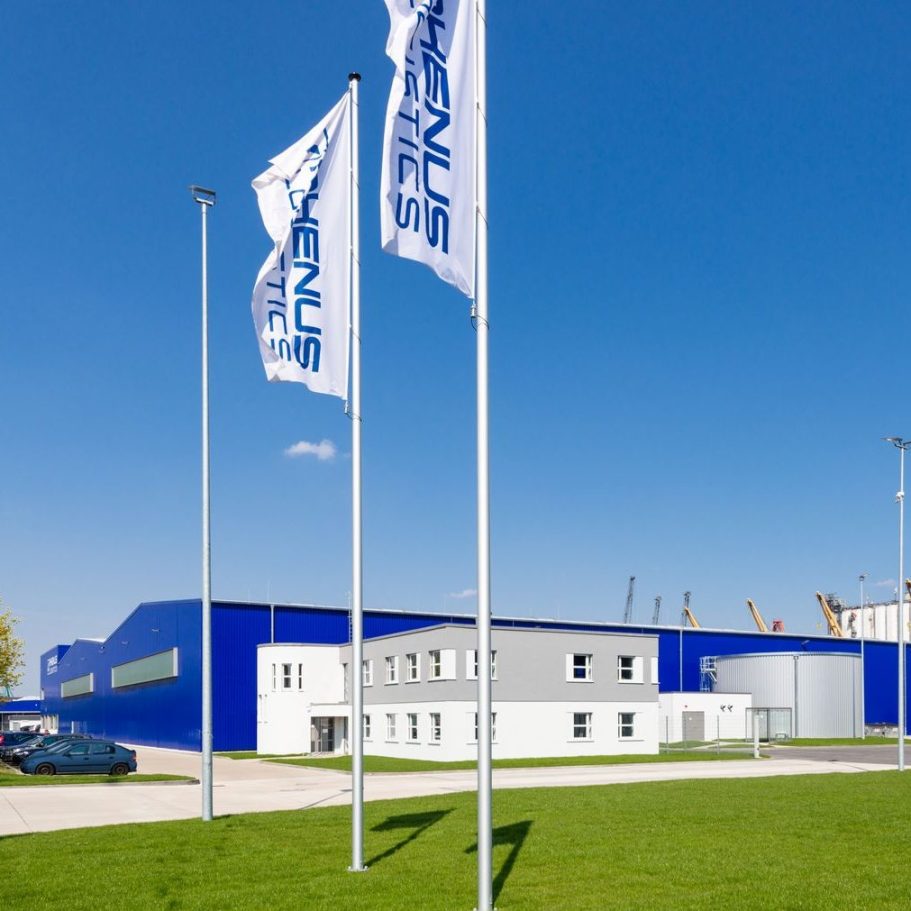 Moderne Gebäude mit blauer Fassade.