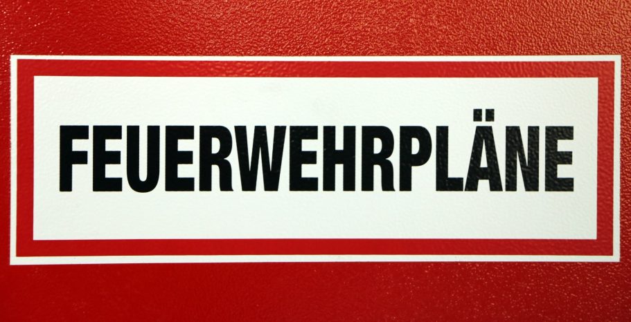 Beschriftung „Feuerwehrpläne“ auf rotem Feuerwehrschrank zur schnellen Auffindbarkeit im Einsatzfall