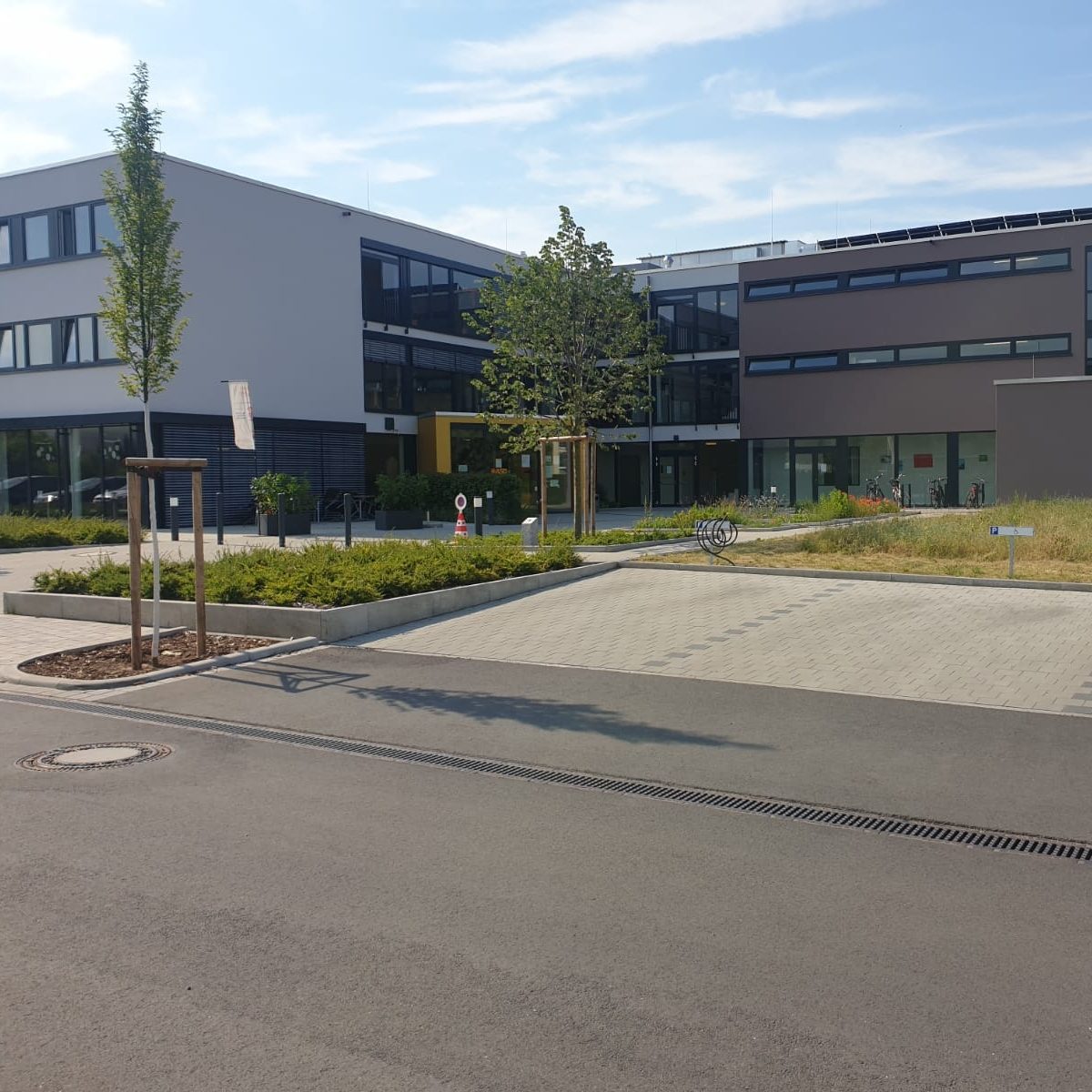 Modernes Altenwohnheim mit grüner Umgebung und klaren Linien.