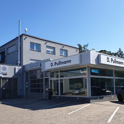 Ein Autohaus mit modernen Gebäuden und großen Fensterfronten.